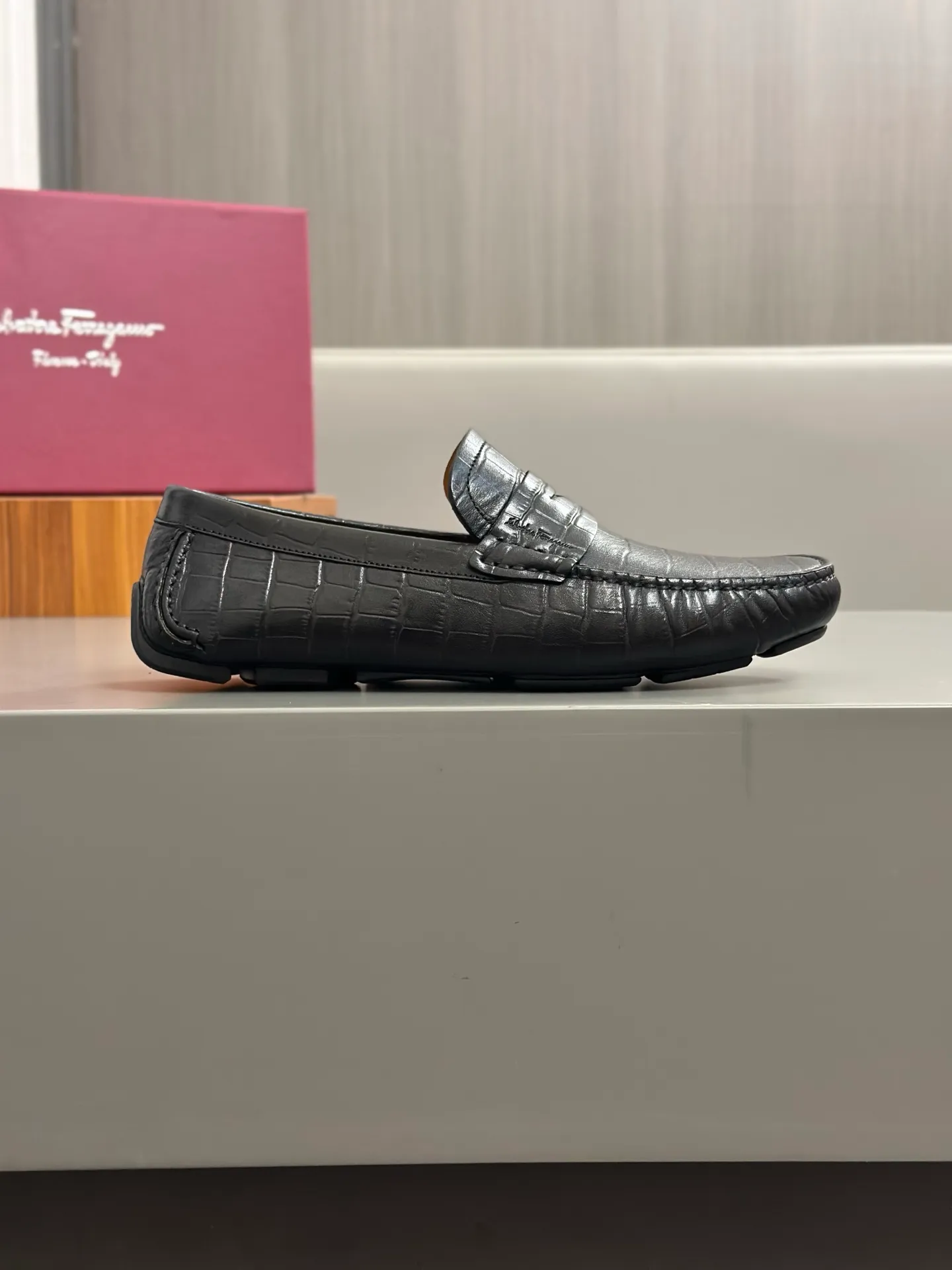 Batch 840, original order quality, new counter model, Ferragamo handmade men's driving shoes, bean shoes, slip-on shoes, lazy shoes, exquisite hand-stitching, workmanship details comparable to counters, original rubber outsole, imported cowhide from Italy, pressed water corrugated water-dyed cowhide lining, 39-44 large quantities in stock (38, 45 custom-made, non-refundable)